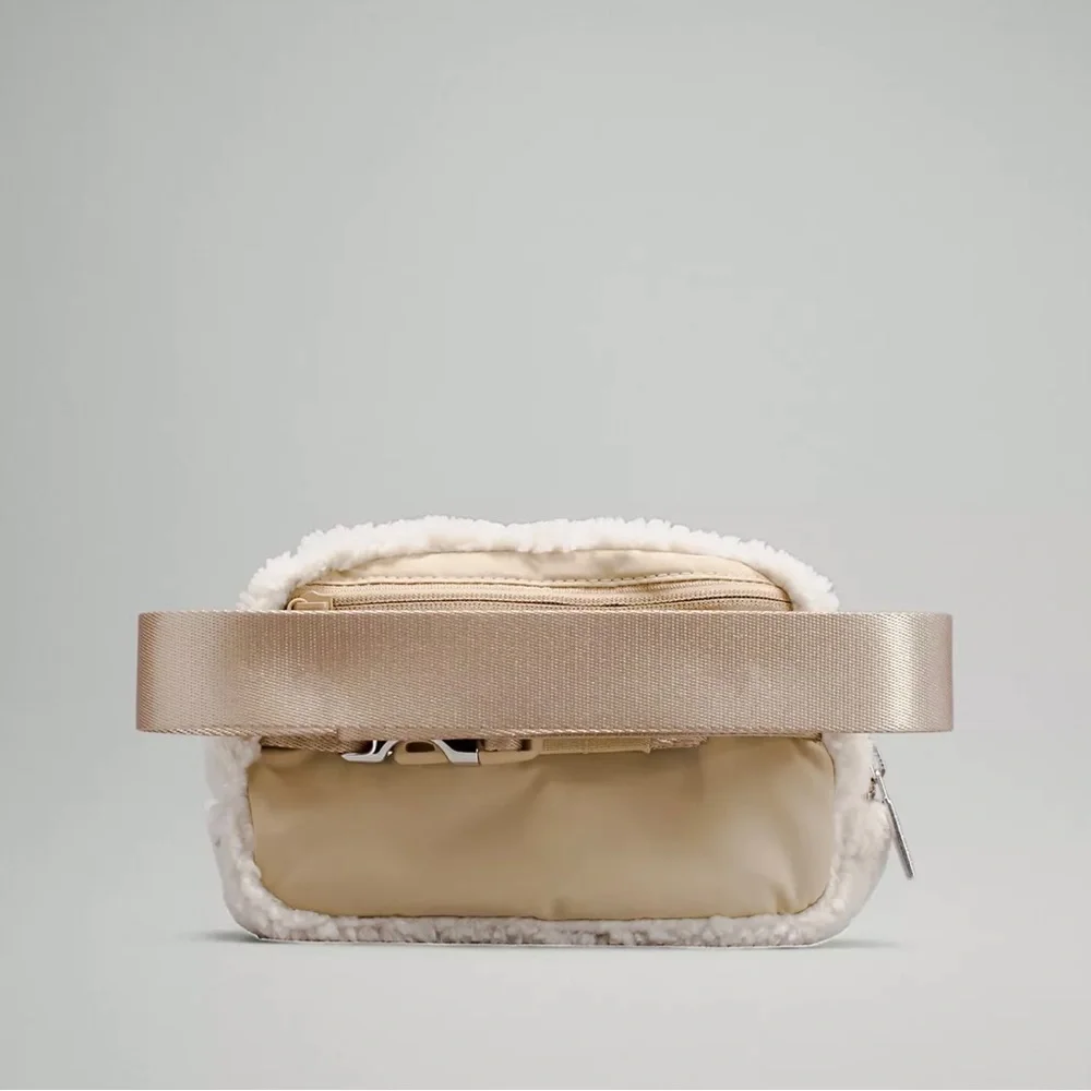 LULULEMON Everywhere Belt Bag Natural Ivory Fleece NWT - Picture 2 of 9